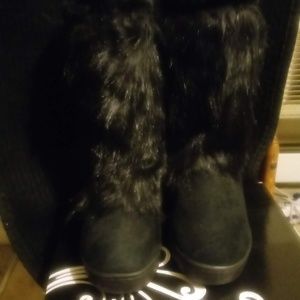 Black fur boots